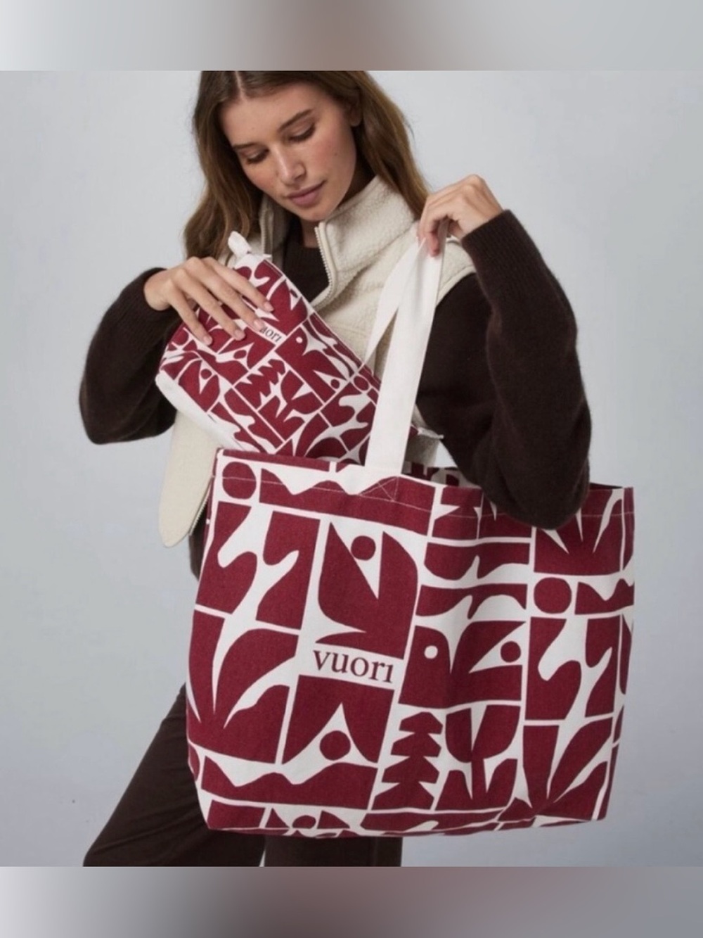 Vuori Tote Bag featuring a "Strawberry" (red and white) geometric print.